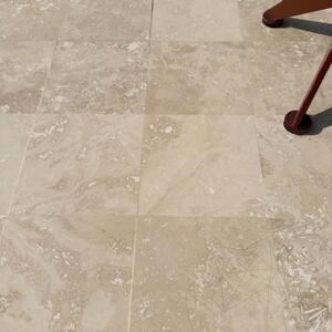 Klassischer, geschliffener Travertin im Kreuzschliff, 20.3 x 20.3 x 1.2 cm