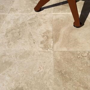 Klassischer polierter PREMIUM-Travertin 30,5 x 30,5 x 1,2 cm 