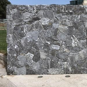 Felswand Schwarzer Poligonalmarmor