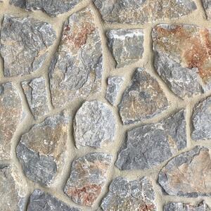 Felswand aus grauem Polygonalmarmor