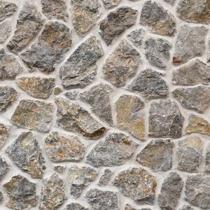 Felswand aus grauem Polygonalmarmor