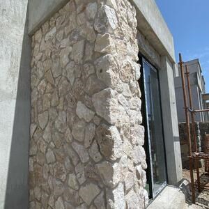 Außenverkleidung aus Stein Marmor Rock Face Yvory (Eckstück)