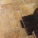 Gelber Travertin mit Kreuzschliff, gebürstet und gemeißelt, französisch gemustert, 1,2 cm