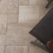 Latte Gebürsteter und gemeißelter PREMIUM Travertin mit französischem Muster, 3 cm