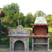 Traditioneller kleiner Gartengrill mit Ablage (Holzkohle/Holz, 100x60x218 cm, 650 kg, Rhodos-Naturstein, Ziegel)