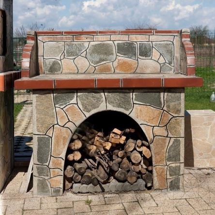 Einfaches Grilltisch - bedeckt mit Polygonaler Stein