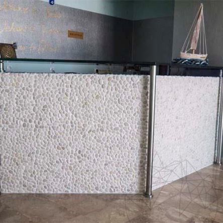 Weißer gehonter Kieselstein Mosaik