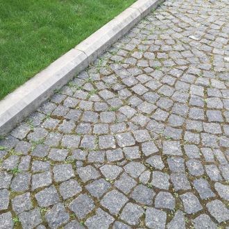 Anthrazitfarbener Splitface-Granit-Kopfstein 5 x 5 x 5 cm (1 Tonne = 7-8 qm)