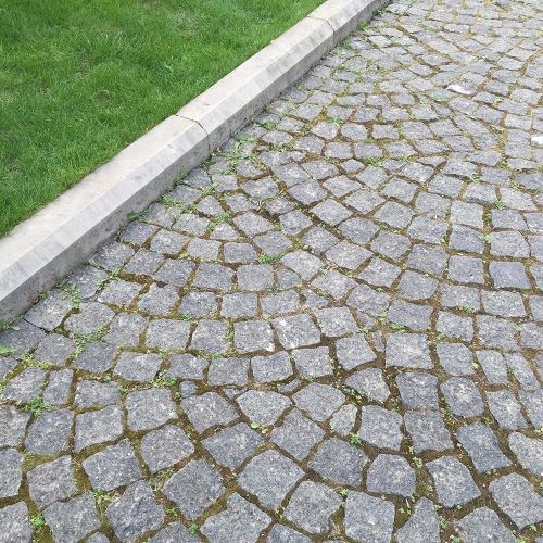 Anthrazitfarbener Splitface-Granit-Kopfstein 5 x 5 x 5 cm (1 Tonne = 7-8 qm)