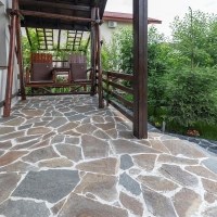 Rostbrauner Polygonalschiefer - Naturstein für Innen- und Außenfassaden, Pflastersteine und Gehwege
