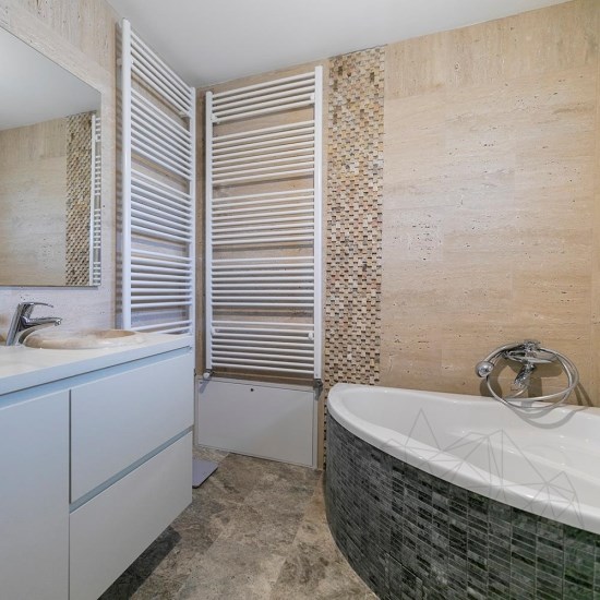 Klassischer Wellenschliff Gebürsteter Travertin 61 x 30,5 x 1,2 cm