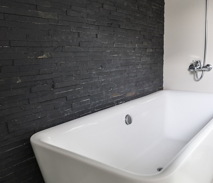 Wie dekoriere ich ein schmales Badezimmer? Innenarchitektur-Tricks