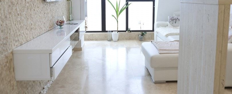 Ein helles Wohnzimmer, das mit Travertin hausgemacht ist