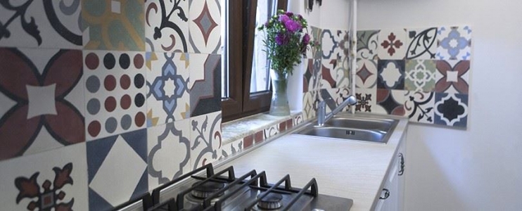 Küchendesign-Ideen mit silbernem Travertin und orientalischem Terrazzo