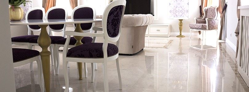 Geräumiges Wohnzimmer mit beigem Marmor