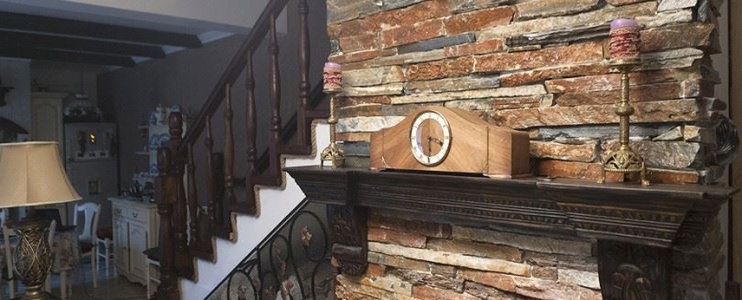 Einzigartiger Kamin mit Schieferverkleidung