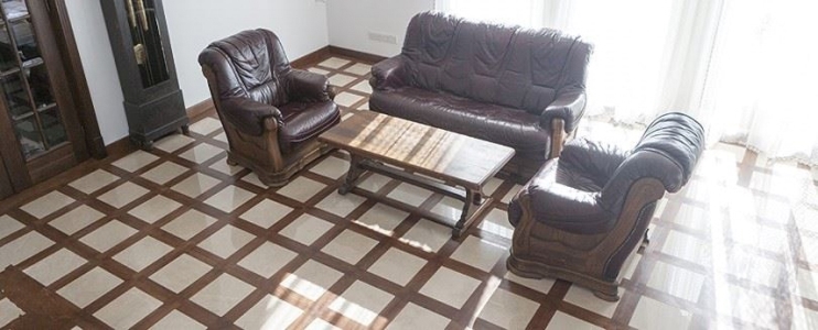 Holz gemischt mit Naturstein für einen einzigartigen Bodenbelag