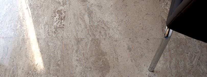 So dekorieren Sie Ihr Haus mit Travertin und flexiblem Schiefer