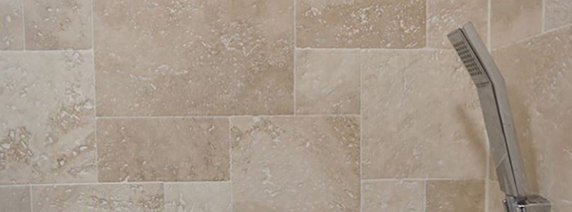 Kleines Badezimmerdekorationsprojekt: Klassisches Travertin-Mini-Französisch-Muster