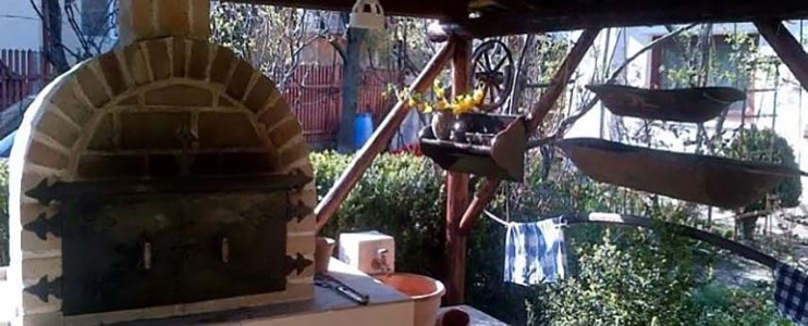 Outdoor-Küche mit Travertin verziert