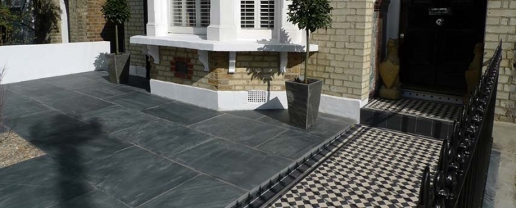 Terrassendekorationsprojekt mit schwarzem Schiefer und rostbraunem Schiefer