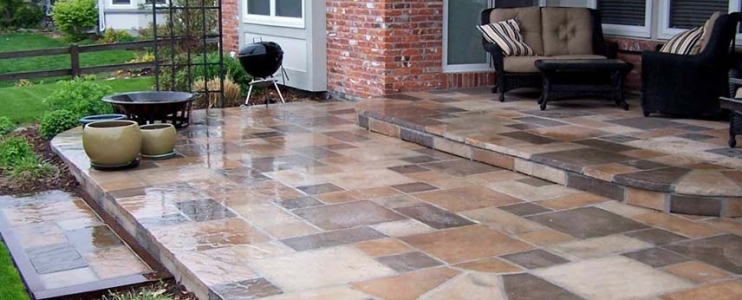 Terrassendekorationsprojekt mit mehrfarbigem Schiefer