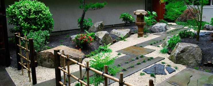 Landschaftsgestaltung des japanischen Gartens mit Naturstein