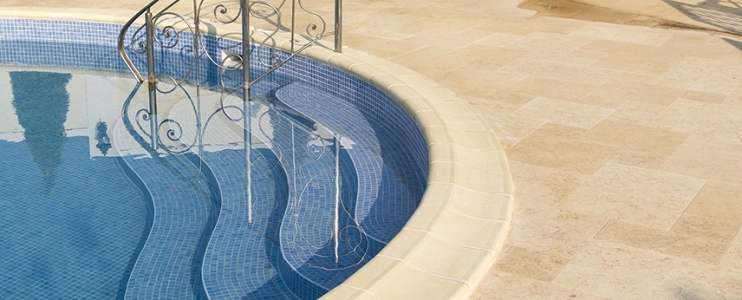 Poolumrandung aus Naturstein