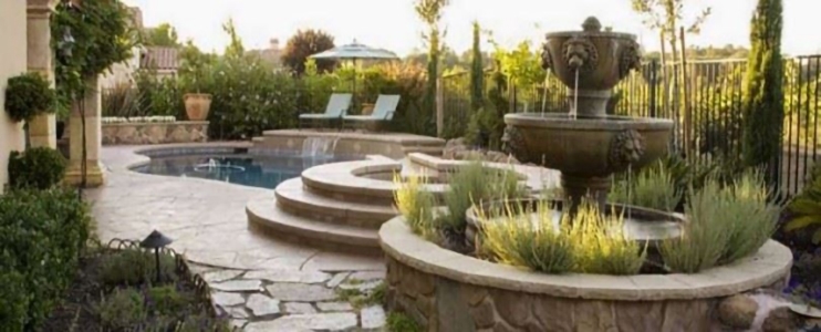 So erstellen Sie einen mediterranen Garten: Homa-Schieferplatten und Gartenbrunnen