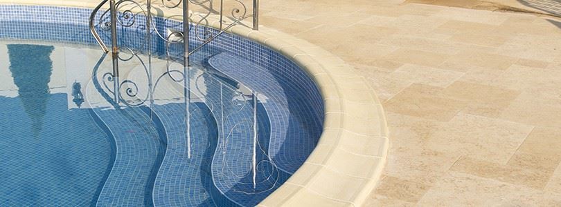 So wählen Sie die perfekte Poolumrandung aus: Vor- und Nachteile für Material und Oberflächen