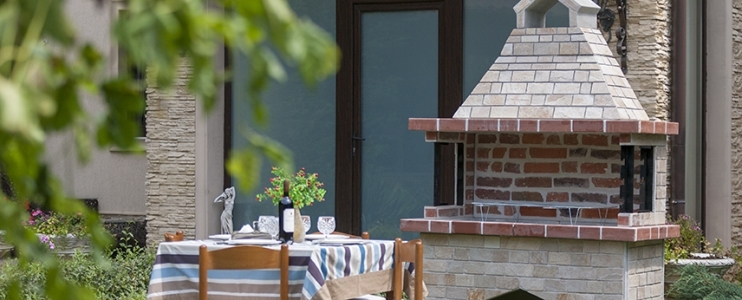Mit dekorativem Naturstein verkleidete Gartengrills | Gartengestaltung