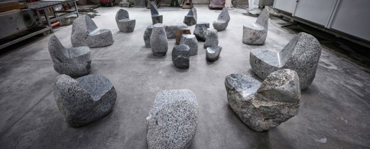 Designer, die die Welt eroberten: Max Lamb und seine Granitstühle