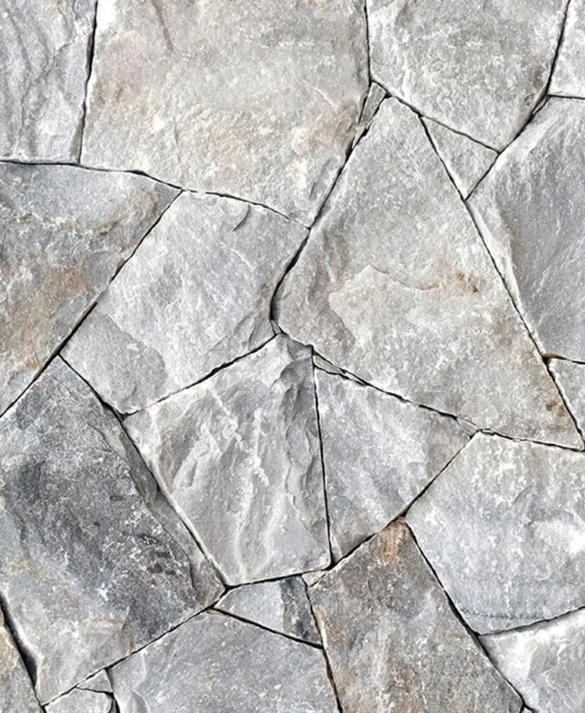 Polygonaler Kristallmarmor mit Felswand
