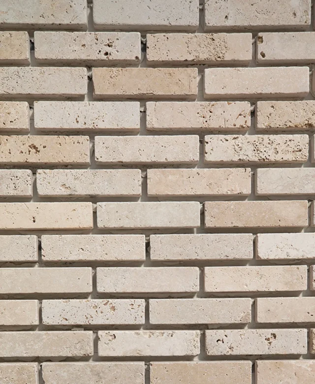 Klassischer Travertin mit Kreuzschliff, getrommelt 20.3 x 5 x 3 cm